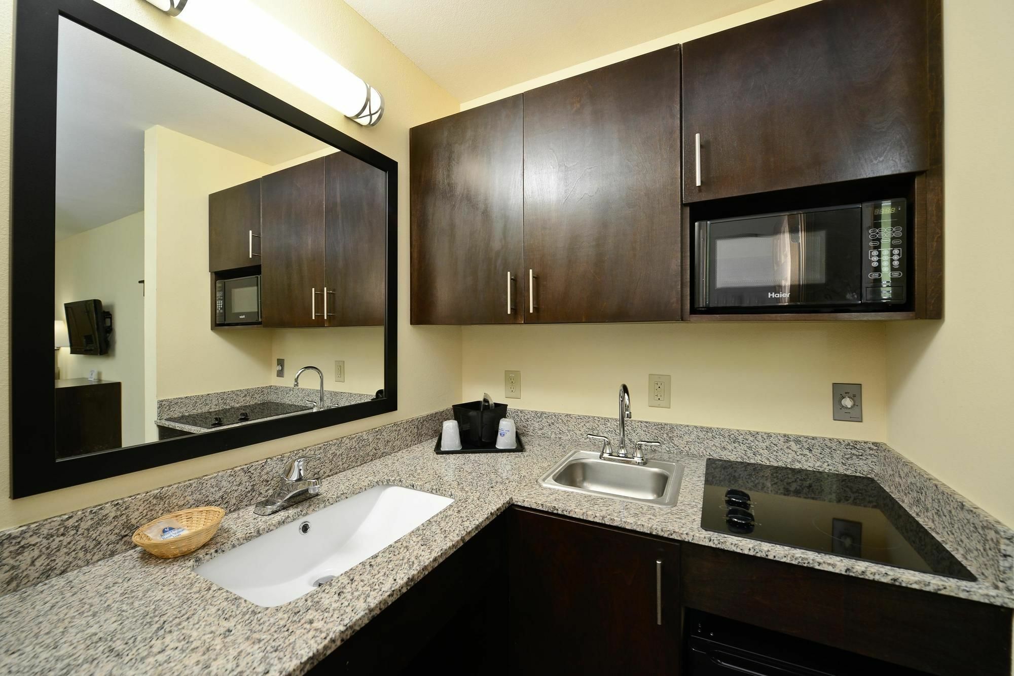 Americas Best Value Inn Lake Charles Interstate 210 Room photo